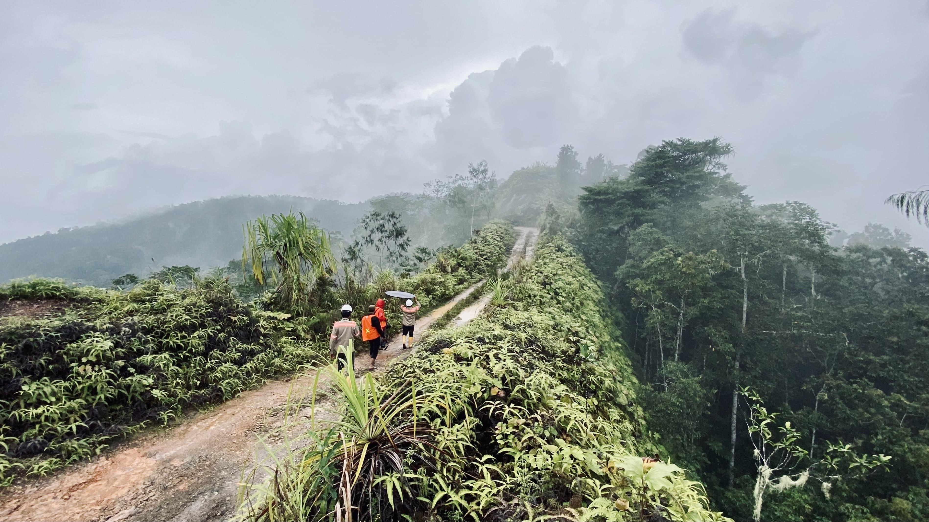 Selain kegiatan pengeboran, kami menyiapkan pemetaan detail di area lain. Pemetaan ini dipimpin oleh tim Geologist kami. Tim kami akan dibagi menjadi beberapa kategori. Tim pertama akan memeriksa dan memantau kemajuan pengeboran. Yang kedua akan mengirimkan logging inti, dan yang lainnya akan melanjutkan pemetaan detail untuk membuat rencana pengeboran di masa mendatang. Jadi, kami dapat mengirimkan area yang diusulkan kepada klien kami dan membuat peta rencana untuk melakukannya.